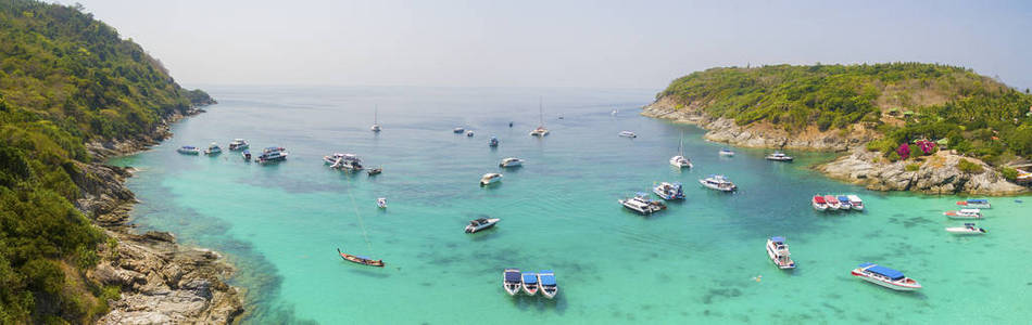 旅游快艇上空飘浮着美丽的大海的鸟瞰图瓦