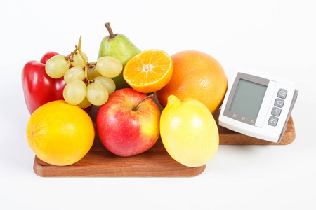 血压计和新鲜水果与蔬菜，健康的生活方式的概念