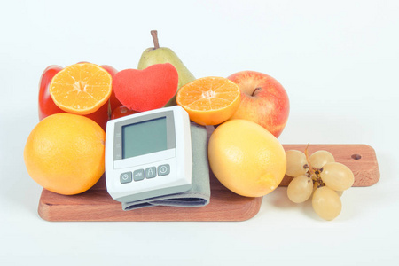 老式照片 血压监视器和水果与蔬菜，健康的生活方式的概念