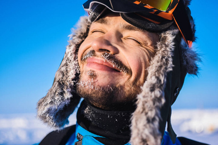 彩色夹克皮帽的胡子和胡子的霜在营地 Barneo 在白雪皑皑的北极冬季极地资源管理器中的背景下的人