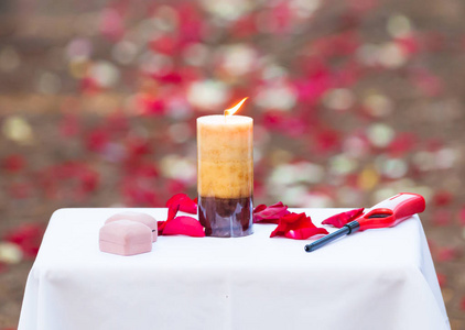一个浪漫的婚礼, 点燃蜡烛, 结婚戒指, 和过道充满了红色和白色的玫瑰踏板