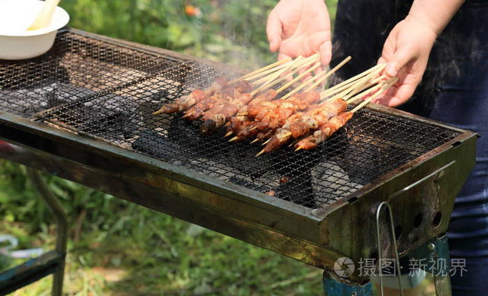 户外烧烤在户外吃食物