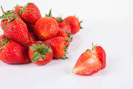 草莓浆果关闭了白色背景上