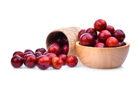 红樱桃李子木篮子和碗白背上孤立