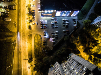 照亮的夜行市街头，顶视图