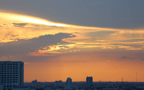 在晚上，市中心的夕阳的天空的城市的日落和云层背景