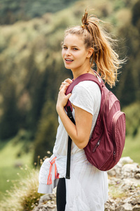 单身女子爬上高山图片