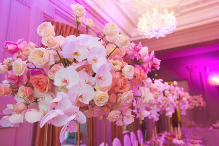 用宫花玫瑰和兰花庆祝大厅装饰的豪华