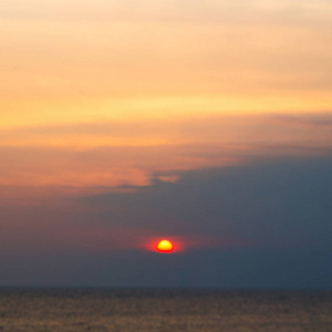 在阿曼海岸线上, 朦胧的太阳从阿拉伯海落下 ocea