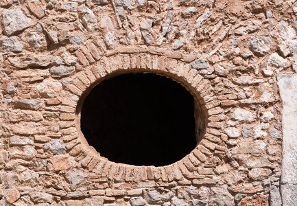 石头墙的圆形窗口为古老的堡垒