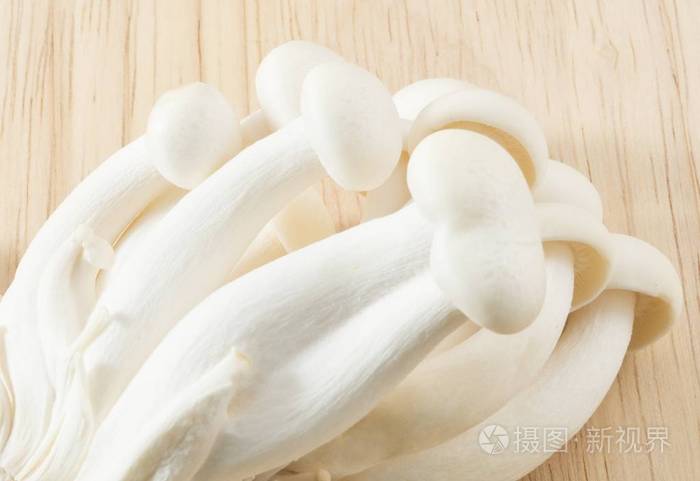 在木板上白菇