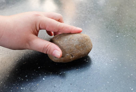 手拿着块鹅卵石石头