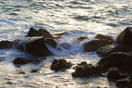 水 波浪和岩石