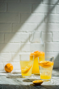 鲜橙色柠檬水