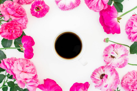 粉红色的花朵和杯黑咖啡
