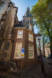 欧德柯克 旧教堂 从横跨在阿姆斯特丹，荷兰的 oudezijds voorburgwal 运河的视图