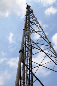 手机通信塔传输信号与蓝蓝的天空和天线