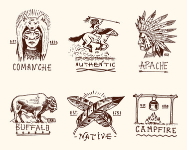 设置的刻复古，印度或美国原住民手绘制 旧，标签或徽章。水牛，羽毛 骑马 apache 或科曼奇，面对篝火和真实