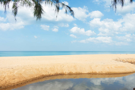 泰国普吉岛美丽的海麦浩海滩。