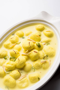 保存下载预览 Angoori rasmalai 或 anguri ras 梅莱是印度的甜点。由干酪是然后浸泡在 chashni，