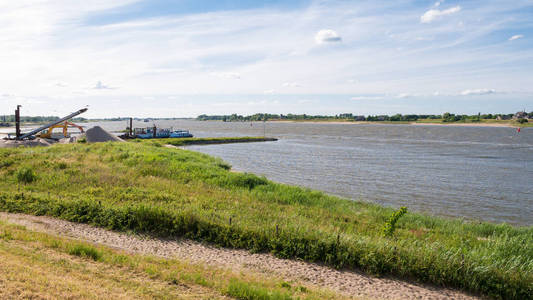 荷兰格尔德兰省Bommelerwaard南部Zuilichem附近堤坝上的瓦尔河全景