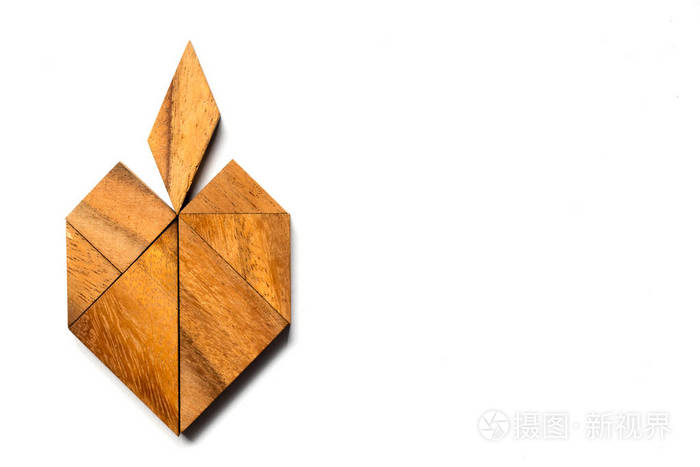 木制七巧板拼图在白色背景上的苹果形状