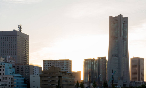 在晴朗的天空中, 横滨摩天大楼的轮廓