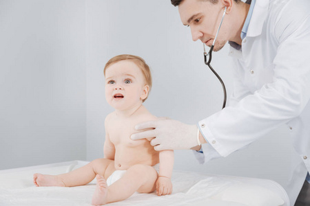 熟练掌握年轻的医生，在他小小的病人使用听诊器