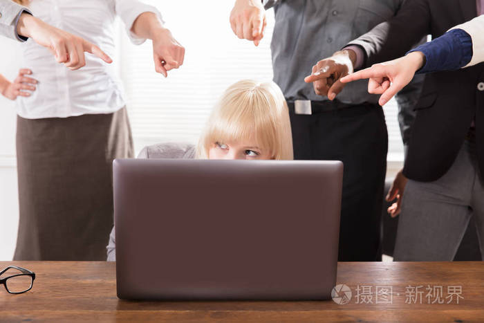 许多人用手指着工作场所的压力商业女性