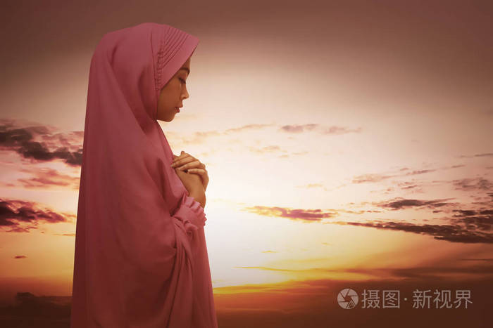 美丽亚洲穆斯林妇女的头巾祈祷