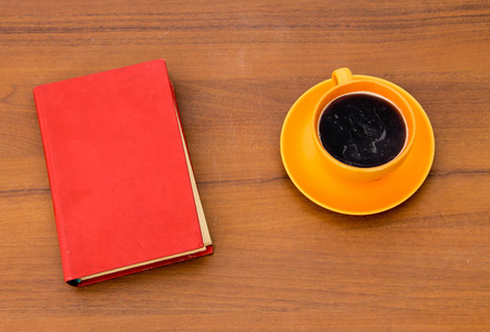 杯咖啡和木桌上的旧本书