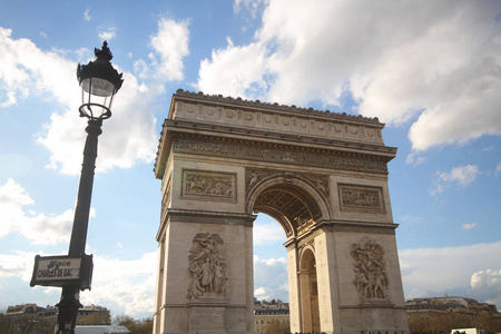 在法国巴黎，凯旋门，欧洲 阳光明媚的日子，奇妙 古代纪念碑旅游最具吸引力里程碑之一