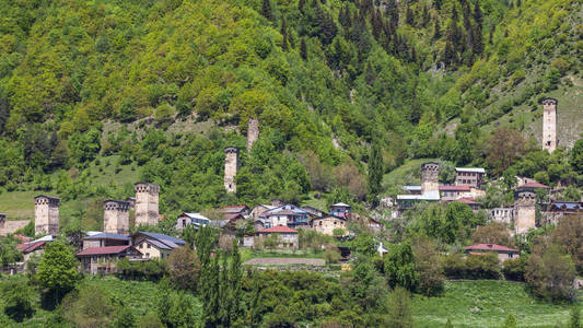 斯瓦涅季地区 G 高加索山脉的梅斯村庄的塔