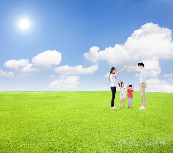 幸福的家庭乐趣和绿色的田野云背景