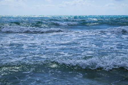 地中海与狂浪上夏天晴朗的一天。瓦伦西亚 阿利坎特 Spain.ean