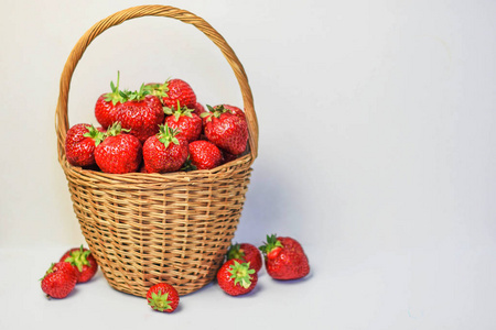 多汁的草莓在木制篮子里