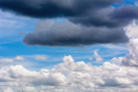 雨云在移动插画
