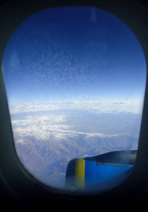 从飞机和飞机的引擎的一部分看到在蓝天高