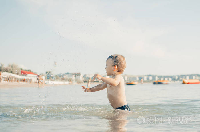 小男孩在海中游泳