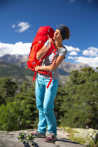 漂亮的女性的徒步旅行者，在山高