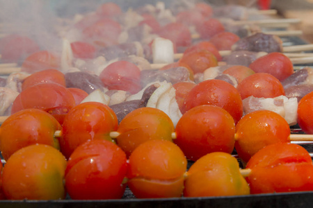 鸡与番茄和洋葱煮热的烤架上的心
