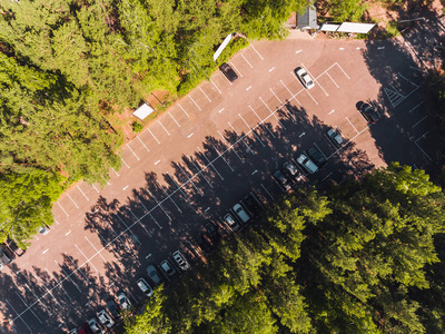 与空中城市景观 十字路口 道路 房屋 建筑物 公园和停车场，桥梁。城市景观。直升机拍摄