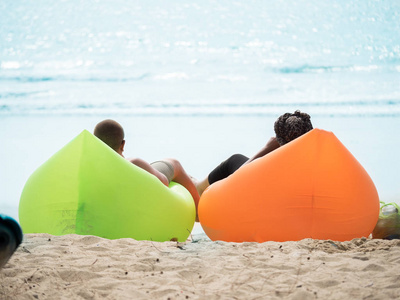 男人和女人躺在普吉岛海滩泰国的空气沙发