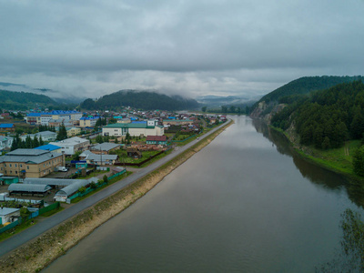 在多雨的天气俄罗斯农村的鸟瞰图