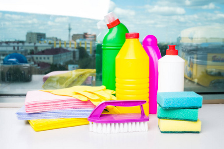 清洗产品在家庭范围。洗涤剂，化学瓶，清洁海绵和手套。在窗口的背景