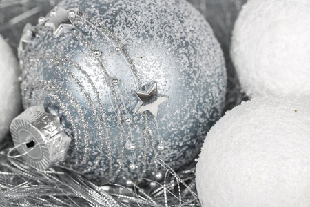 银色和白色圣诞装饰品装饰球关闭