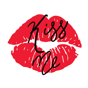 有手字样和口红印记的浪漫海报。图为情人节或婚礼手写的短语吻我和红红的唇吻