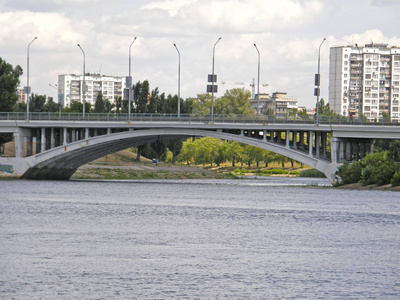 通往鲁萨尼夫卡和德尼珀河的桥。基辅