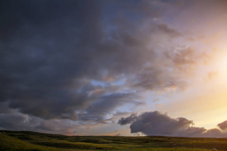 夕阳中的草原，美丽的夜晚天空有云，柏拉图 Ukok，周围没人，俄罗斯西伯利亚的阿尔泰山，
