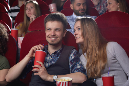 一群人享受在电影院放映的电影
